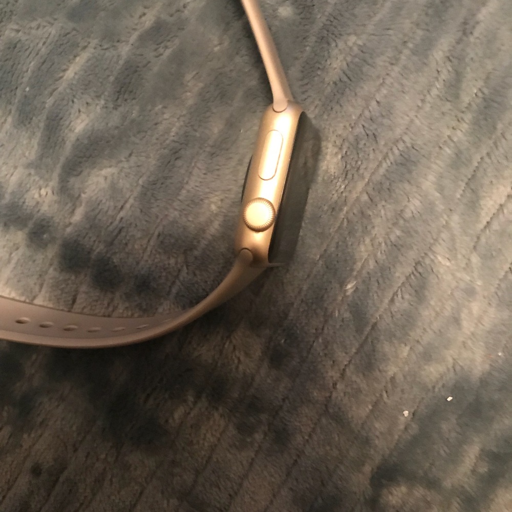 Rose Gold Apple Watch - Picture 3 of 4